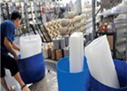 河南车间解暑新招,大冰块降温效果如何?